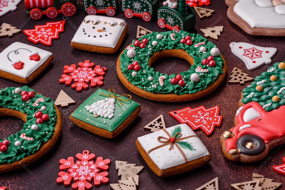Lindo delicioso pão de gengibre de Natal em um fundo de textura de concreto. Enfeite de natal