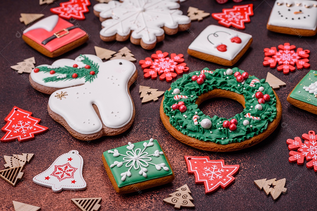 Lindo delicioso pão de gengibre de Natal em um fundo de textura de concreto. Enfeite de natal