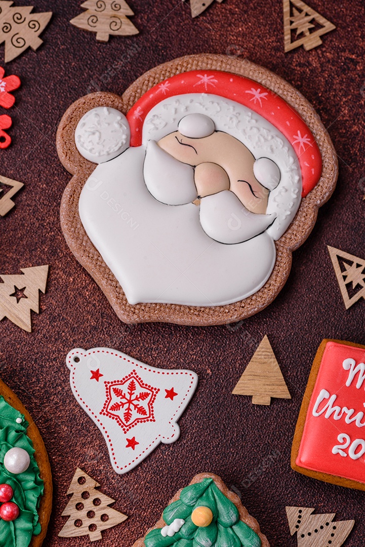 Lindo delicioso pão de gengibre de Natal em um fundo de textura de concreto. Enfeite de natal