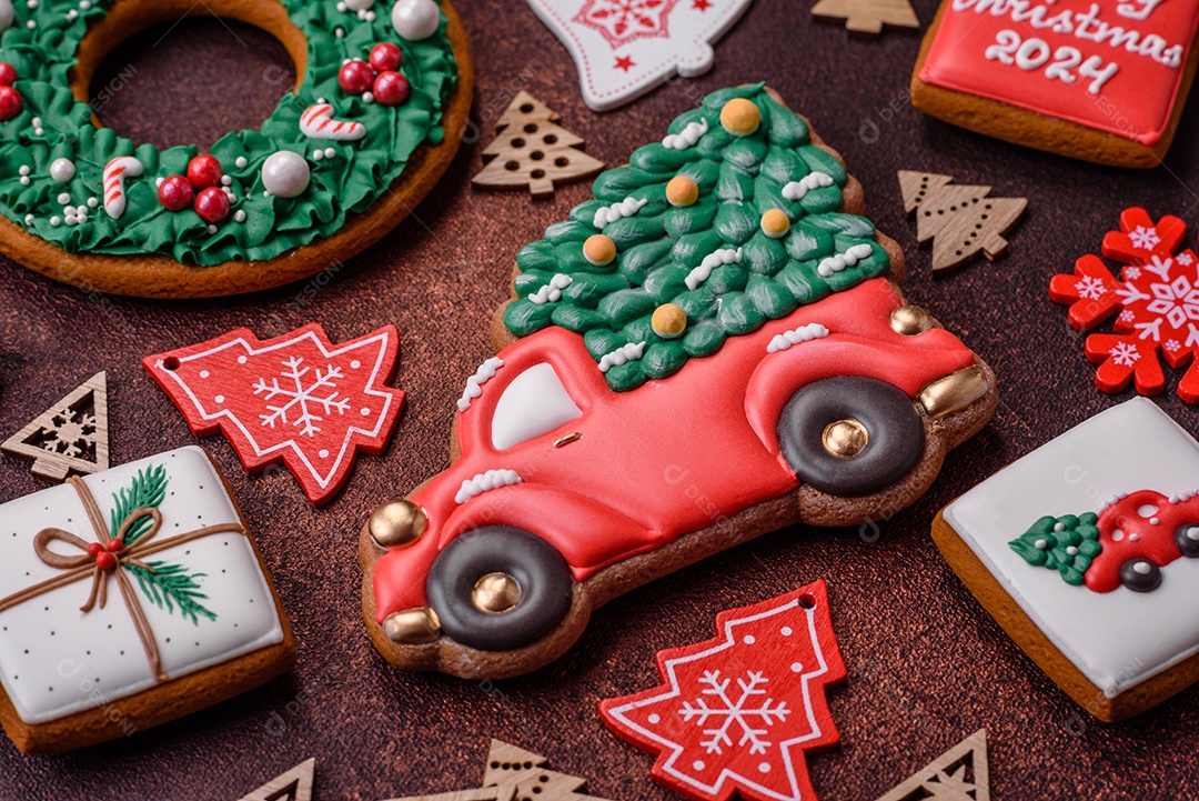 Lindo delicioso pão de gengibre de Natal em um fundo de textura de concreto. Enfeite de natal