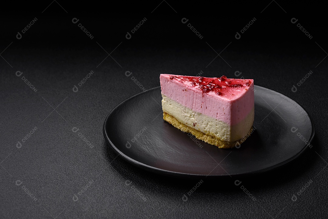 Delicioso cheesecake de sobremesa doce com sabor de framboesa e pistache em fundo de concreto texturizado
