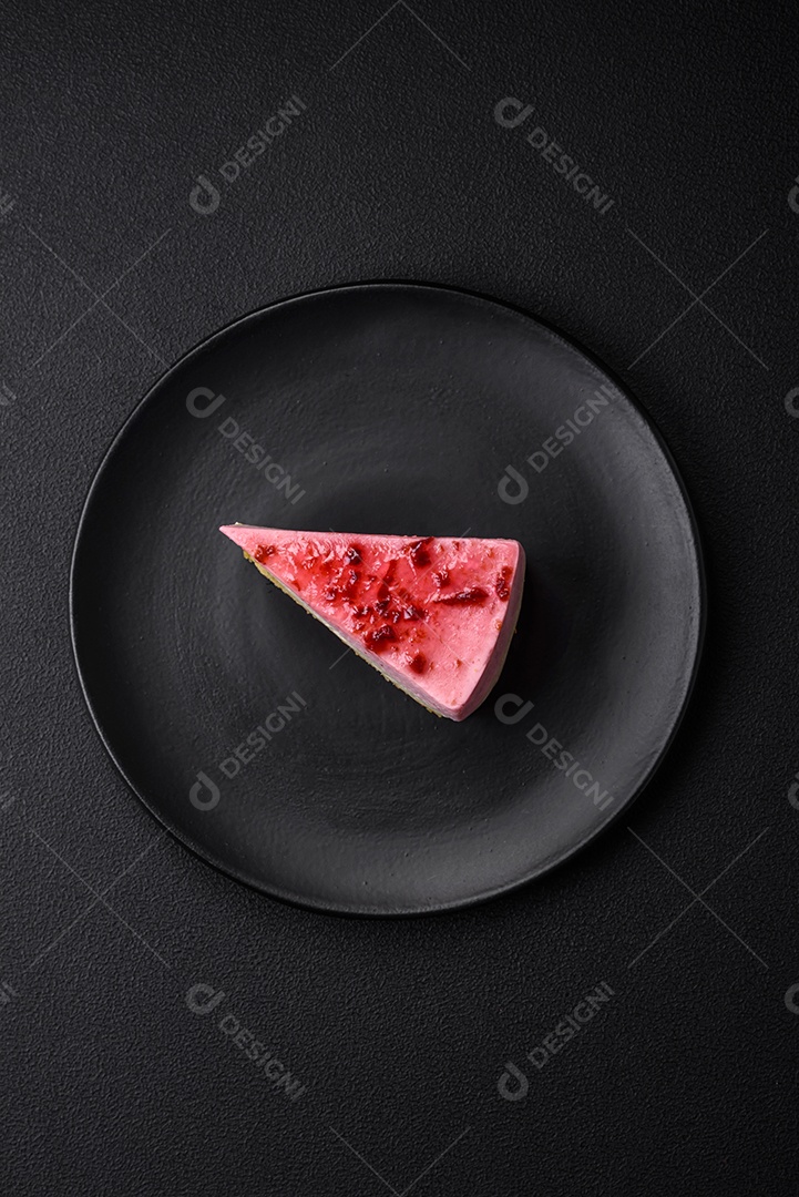 Delicioso cheesecake de sobremesa doce com sabor de framboesa e pistache em fundo de concreto texturizado