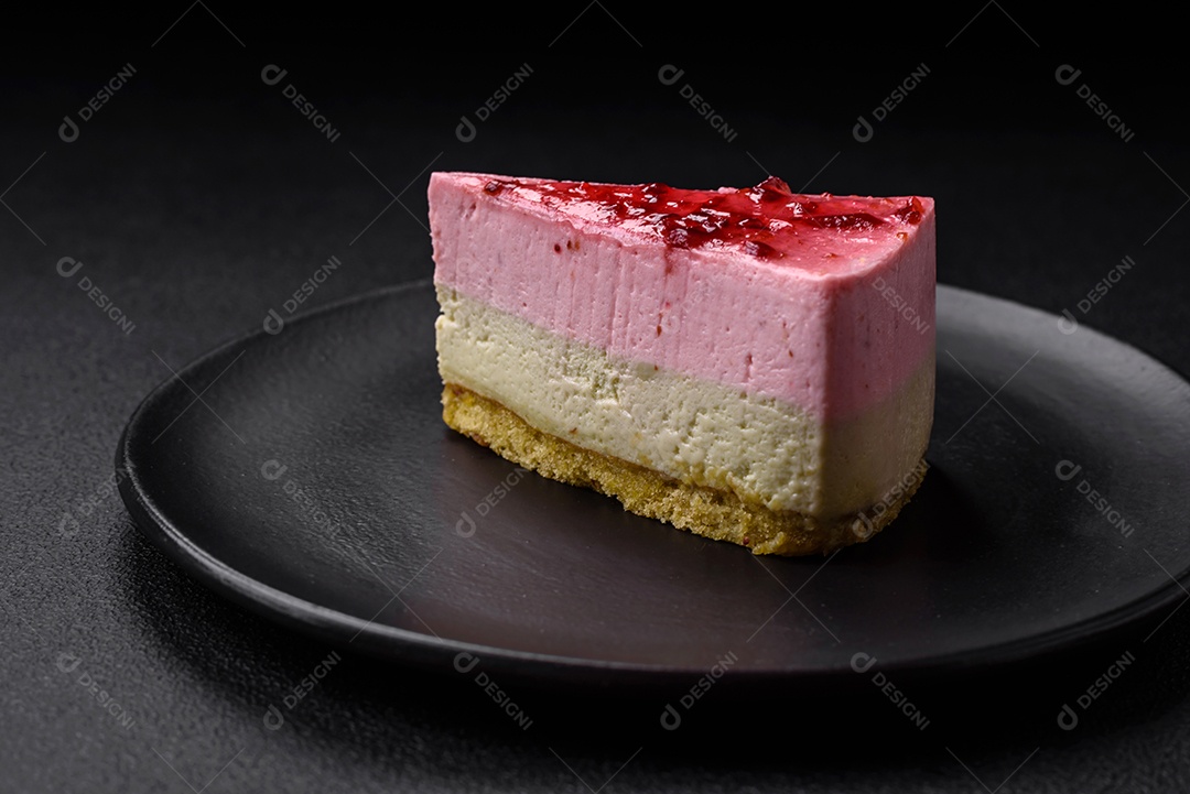 Delicioso cheesecake de sobremesa doce com sabor de framboesa e pistache em fundo de concreto texturizado