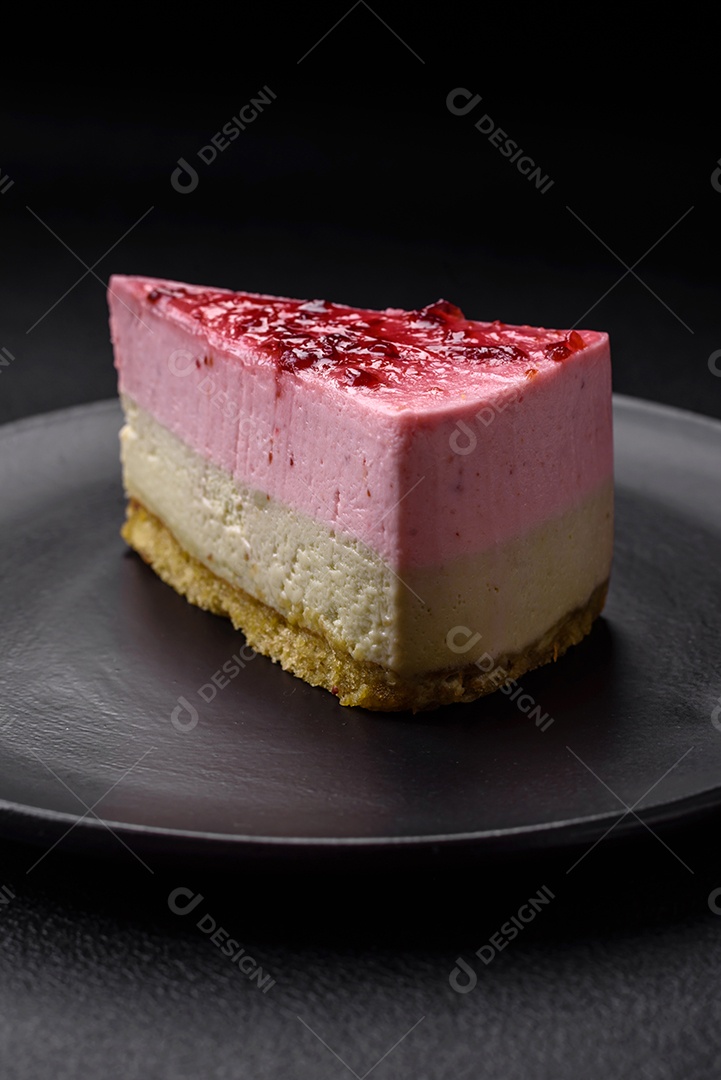 Delicioso cheesecake de sobremesa doce com sabor de framboesa e pistache em fundo de concreto texturizado