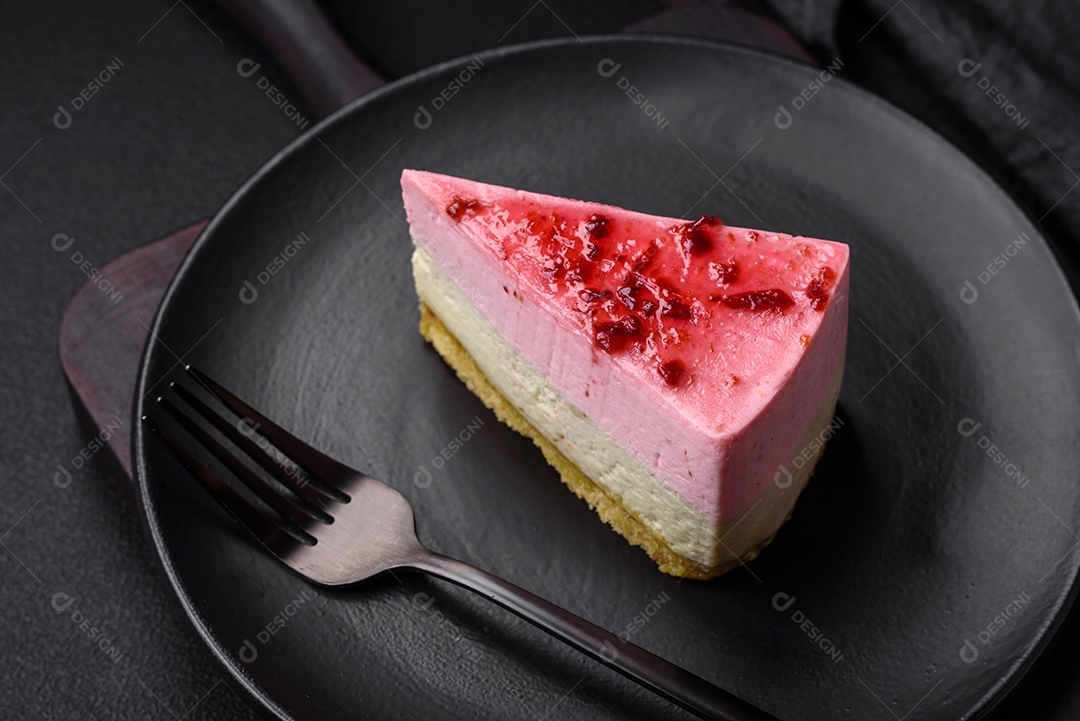 Delicioso cheesecake de sobremesa doce com sabor de framboesa e pistache em fundo de concreto texturizado