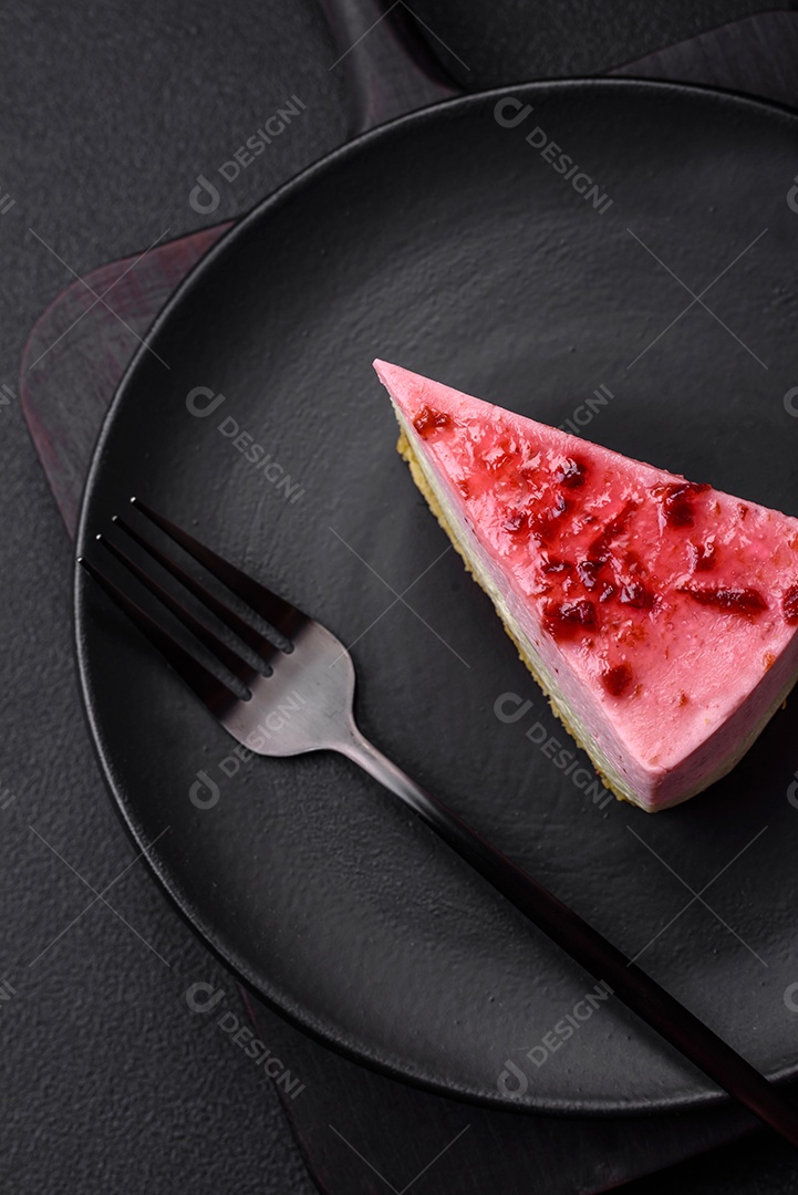 Delicioso cheesecake de sobremesa doce com sabor de framboesa e pistache em fundo de concreto texturizado
