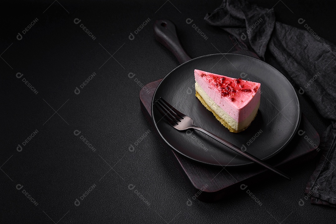 Delicioso cheesecake de sobremesa doce com sabor de framboesa e pistache em fundo de concreto texturizado