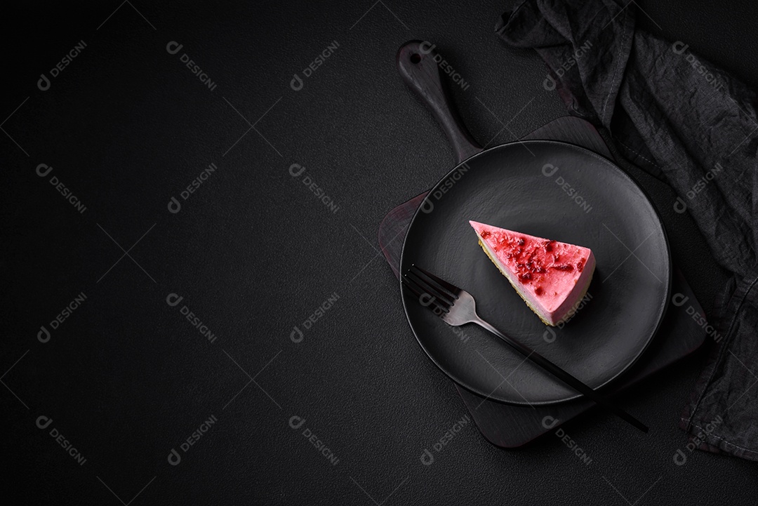 Delicioso cheesecake de sobremesa doce com sabor de framboesa e pistache em fundo de concreto texturizado