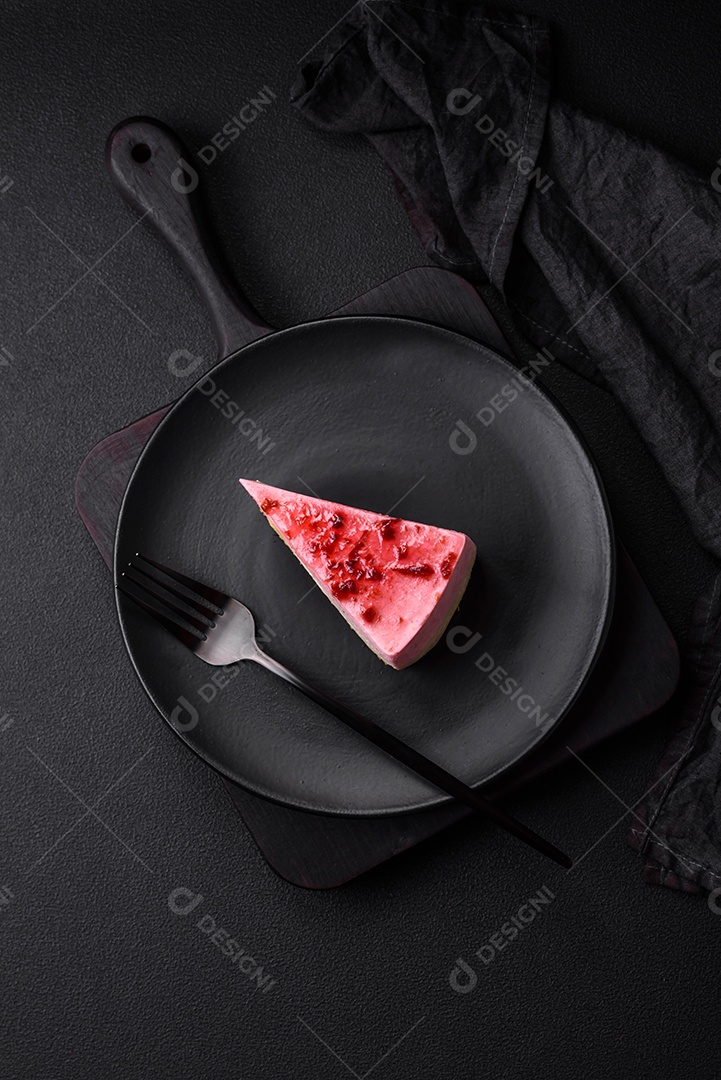Delicioso cheesecake de sobremesa doce com sabor de framboesa e pistache em fundo de concreto texturizado