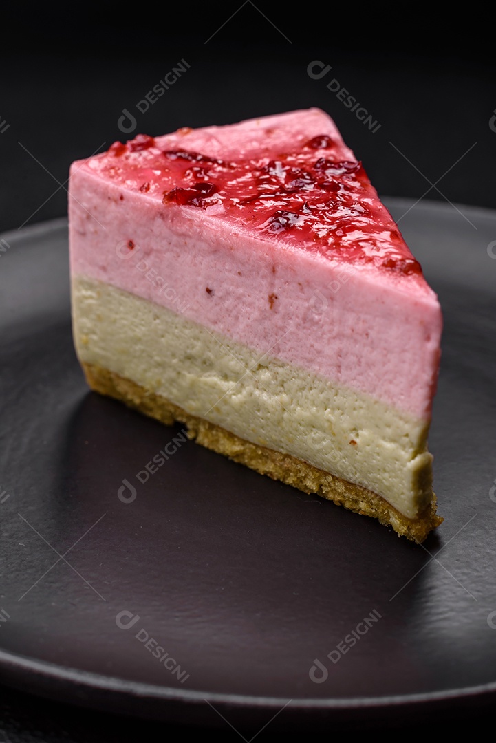 Delicioso cheesecake de sobremesa doce com sabor de framboesa e pistache em fundo de concreto texturizado