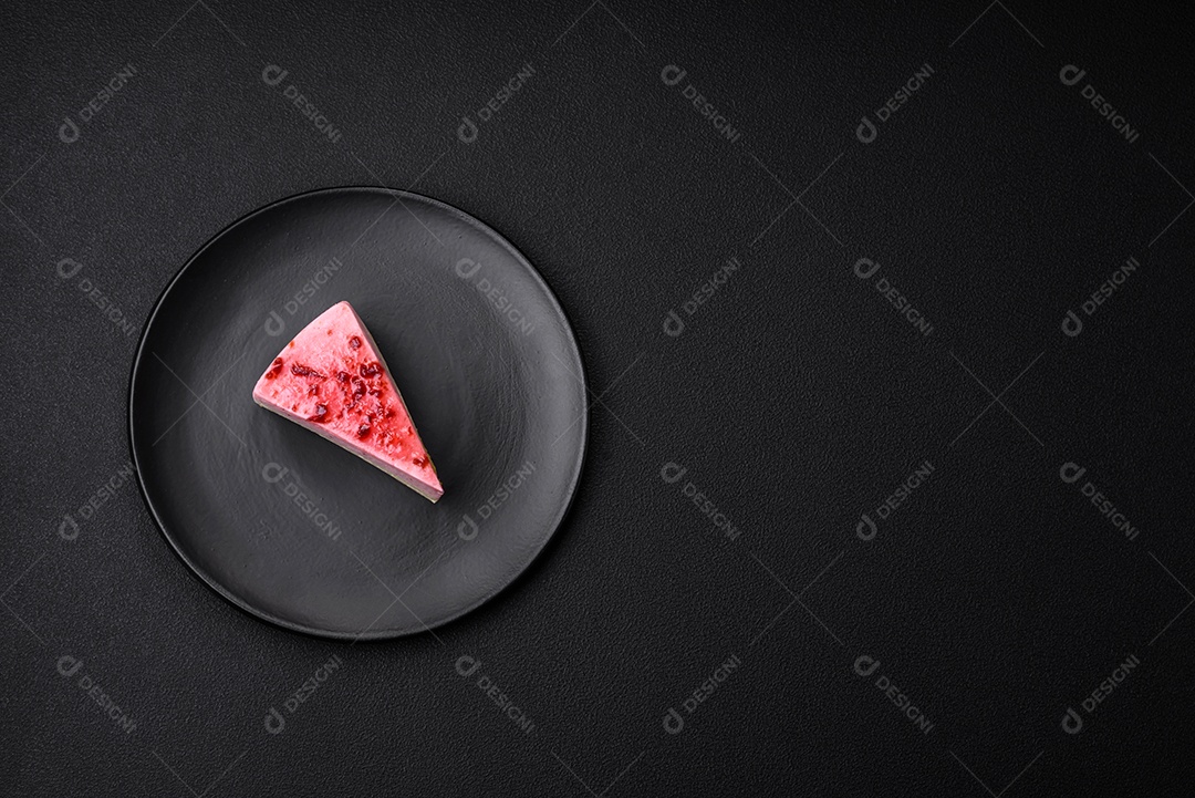Delicioso cheesecake de sobremesa doce com sabor de framboesa e pistache em fundo de concreto texturizado