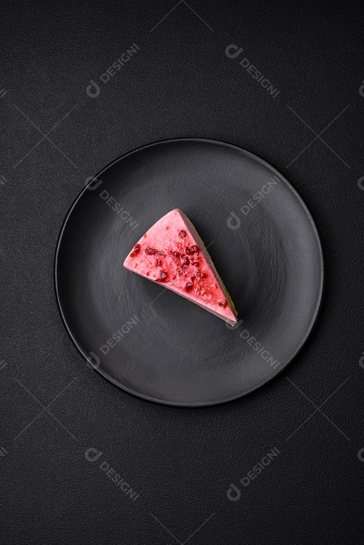 Delicioso cheesecake de sobremesa doce com sabor de framboesa e pistache em fundo de concreto texturizado