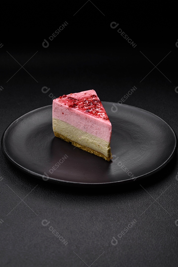 Delicioso cheesecake de sobremesa doce com sabor de framboesa e pistache em fundo de concreto texturizado
