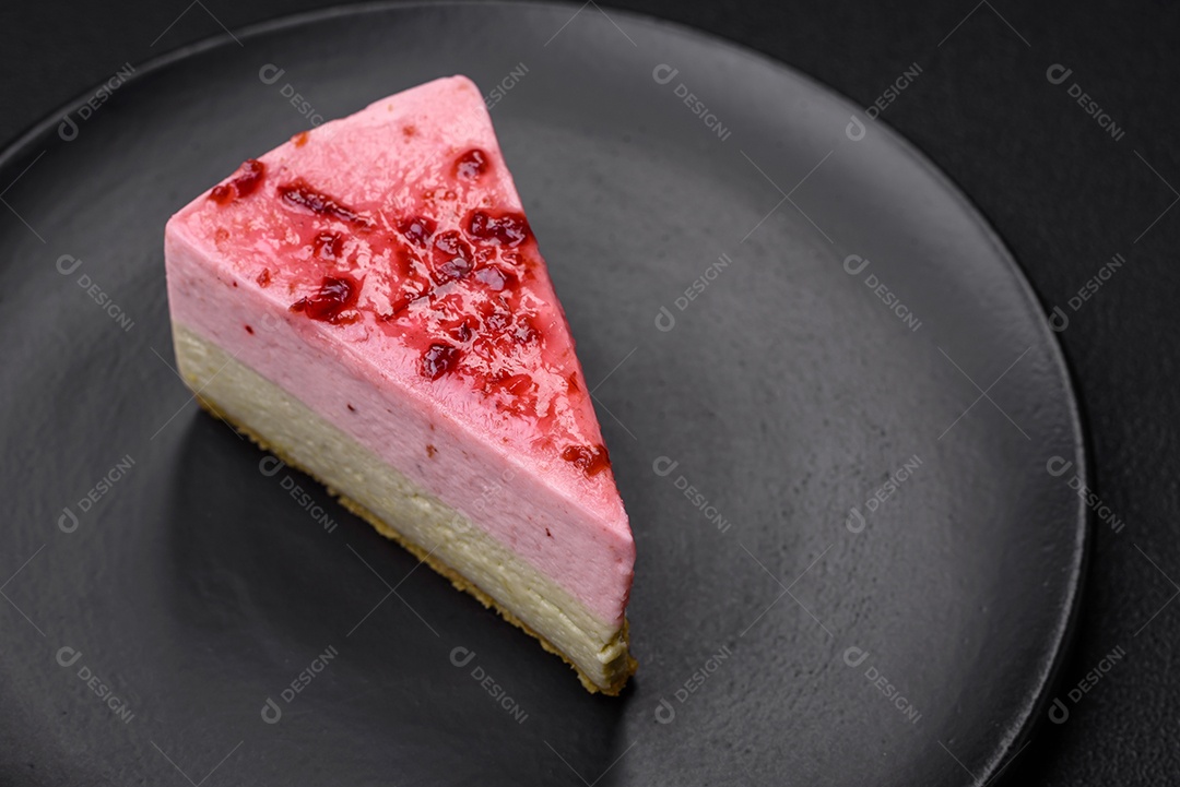 Delicioso cheesecake de sobremesa doce com sabor de framboesa e pistache em fundo de concreto texturizado
