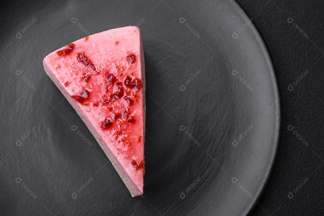 Delicioso cheesecake de sobremesa doce com sabor de framboesa e pistache em fundo de concreto texturizado