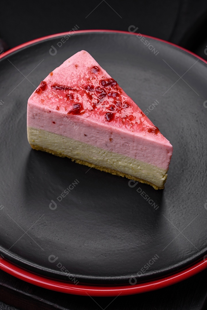 Delicioso cheesecake de sobremesa doce com sabor de framboesa e pistache em fundo de concreto texturizado