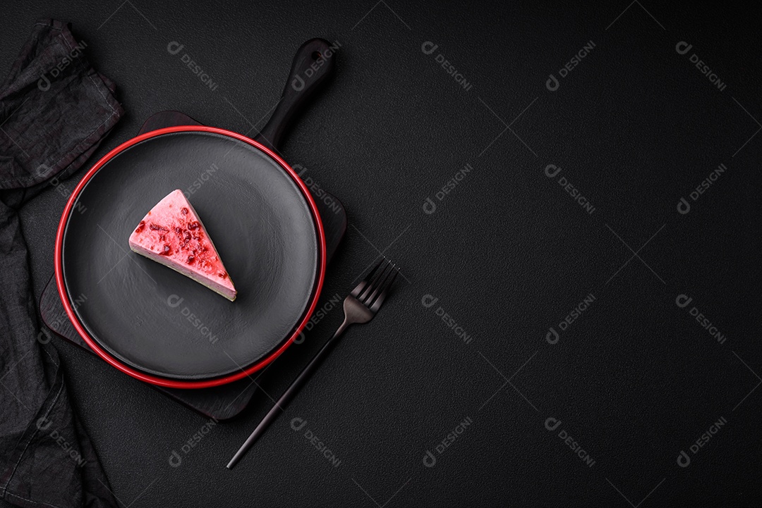 Delicioso cheesecake de sobremesa doce com sabor de framboesa e pistache em fundo de concreto texturizado