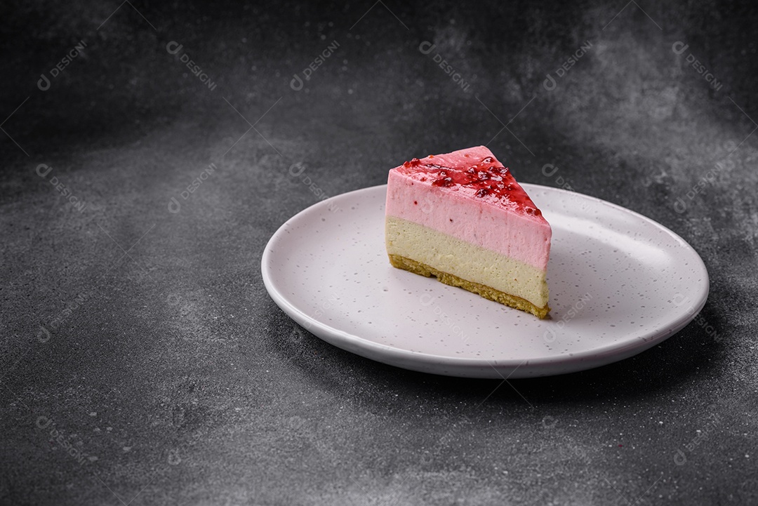 Delicioso cheesecake de sobremesa doce com sabor de framboesa e pistache em fundo de concreto texturizado