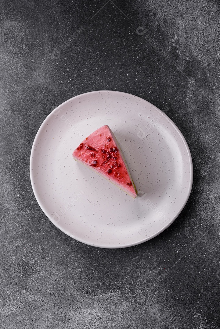 Delicioso cheesecake de sobremesa doce com sabor de framboesa e pistache em fundo de concreto texturizado
