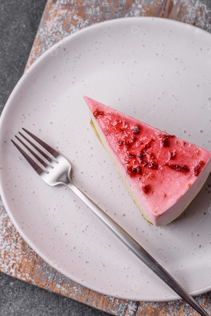 Delicioso cheesecake de sobremesa doce com sabor de framboesa e pistache em fundo de concreto texturizado