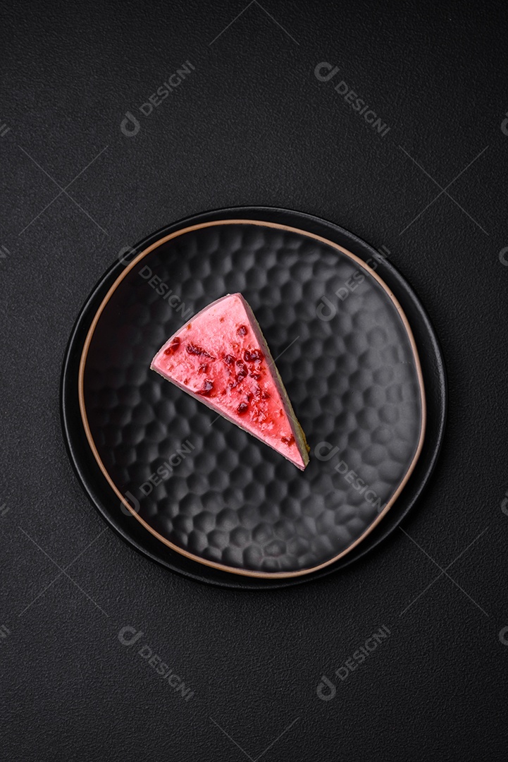 Delicioso cheesecake de sobremesa doce com sabor de framboesa e pistache em fundo de concreto texturizado