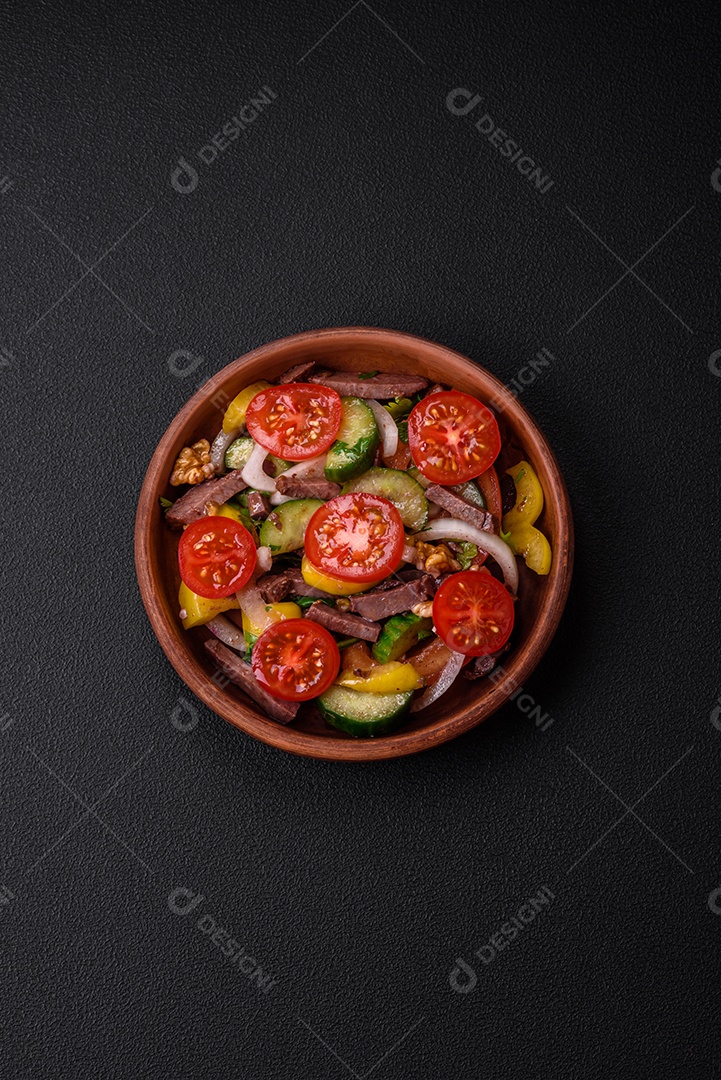 Deliciosa salada fresca com fatias de carne, tomate cereja, pimentão, sal, especiarias e ervas sobre um fundo de concreto texturizado