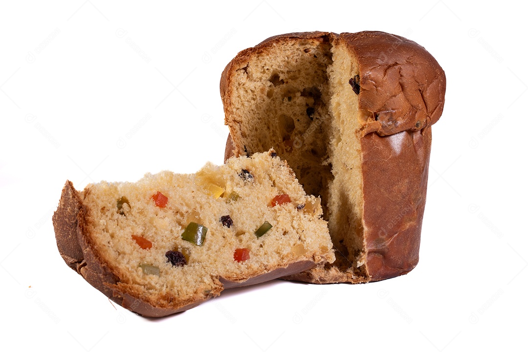 Panetone cortado fatia sobre fundo branco