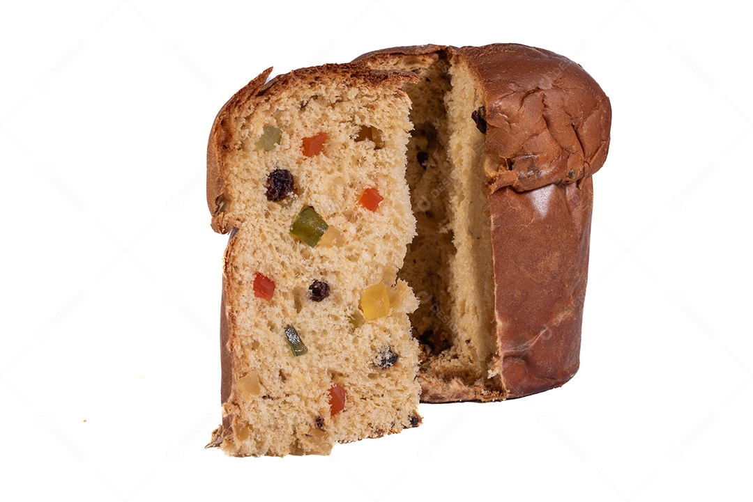Panetone cortado fatia sobre fundo branco