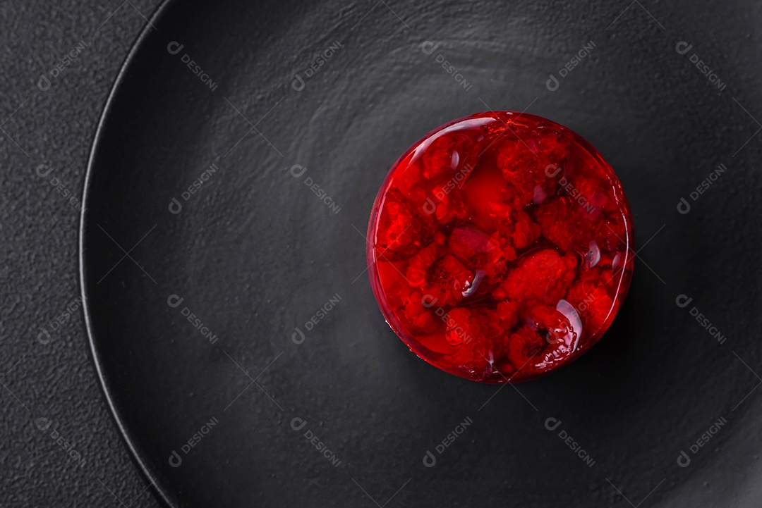 Delicioso bolo de queijo doce fresco com frutas e geleia de cor vermelha sobre um fundo escuro de concreto