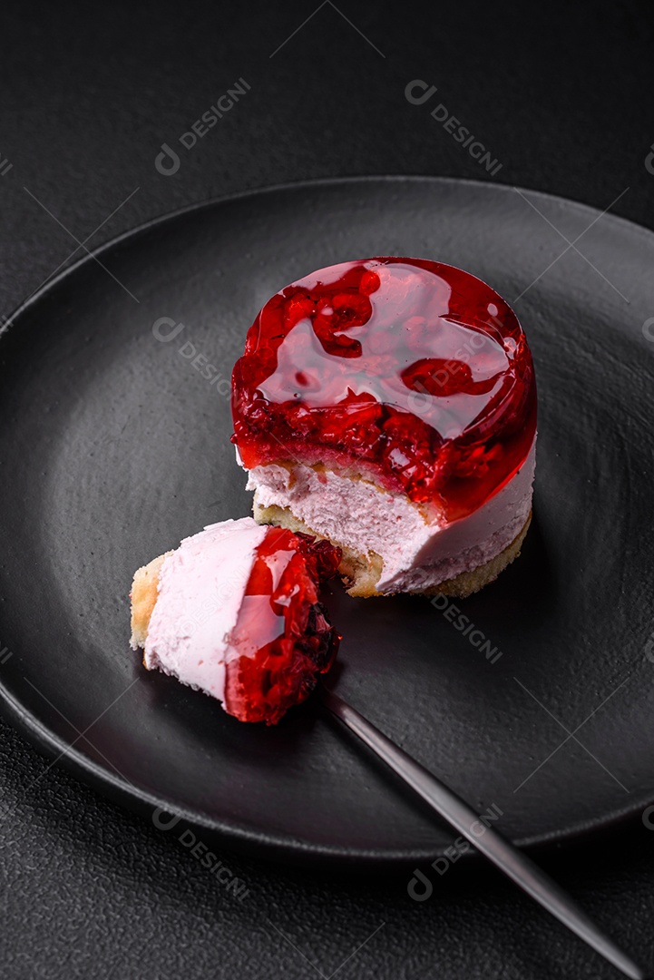 Delicioso bolo de queijo doce fresco com frutas e geleia de cor vermelha sobre um fundo escuro de concreto