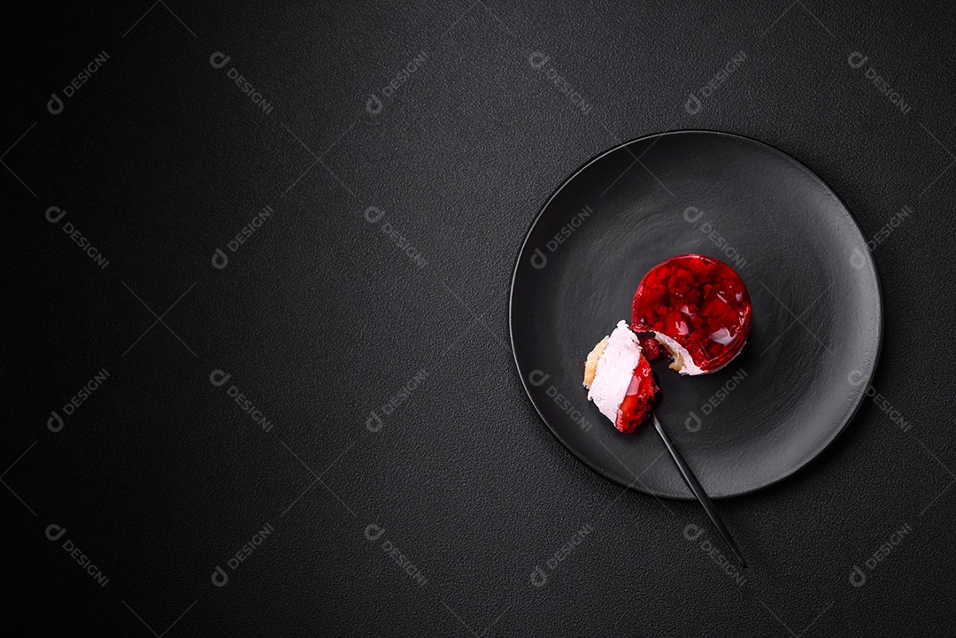Delicioso bolo de queijo doce fresco com frutas e geleia de cor vermelha sobre um fundo escuro de concreto