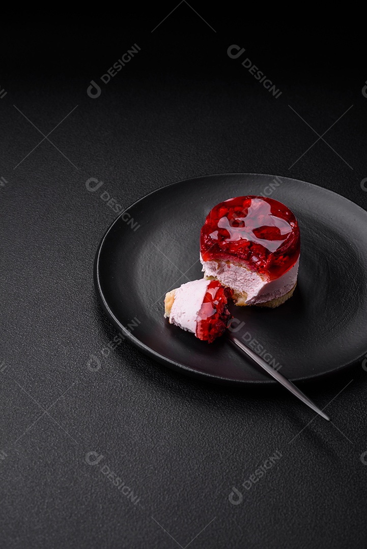 Delicioso bolo de queijo doce fresco com frutas e geleia de cor vermelha sobre um fundo escuro de concreto