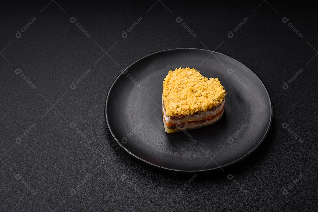 Deliciosa salada de mimosa fresca com conservas de peixe, ovo, moinese, queijo, sal e especiarias sobre fundo escuro de concreto