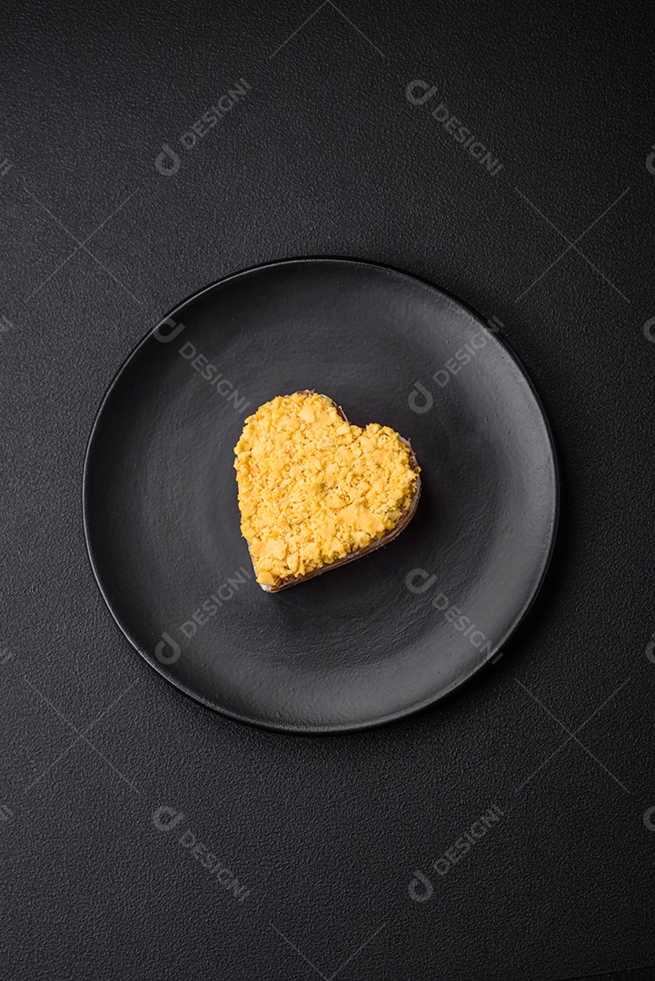 Deliciosa salada de mimosa fresca com conservas de peixe, ovo, moinese, queijo, sal e especiarias sobre fundo escuro de concreto