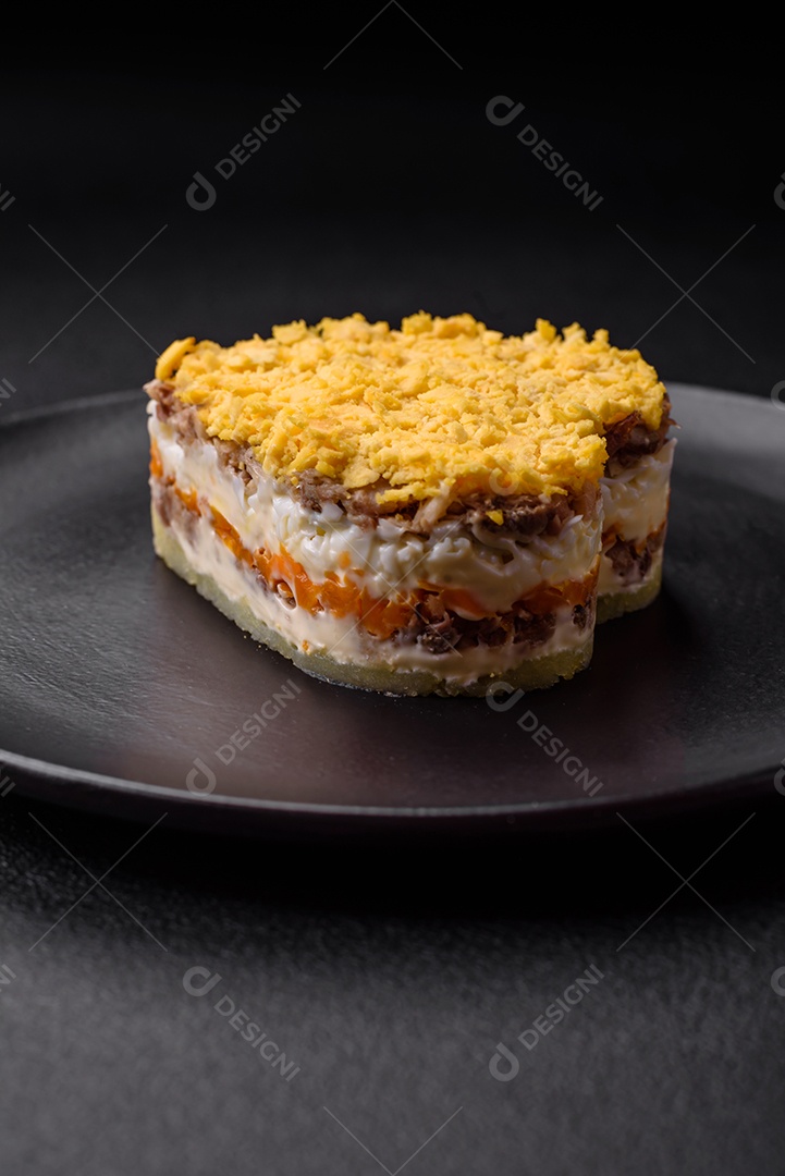 Deliciosa salada de mimosa fresca com conservas de peixe, ovo, moinese, queijo, sal e especiarias sobre fundo escuro de concreto