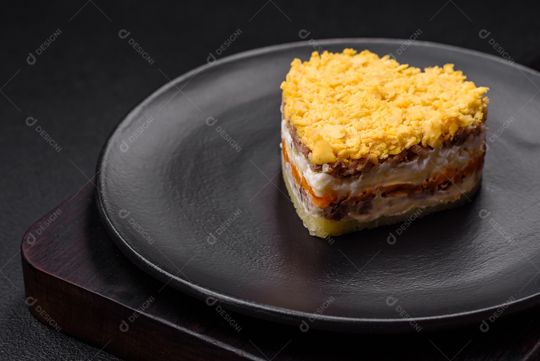 Deliciosa salada de mimosa fresca com conservas de peixe, ovo, moinese, queijo, sal e especiarias sobre fundo escuro de concreto