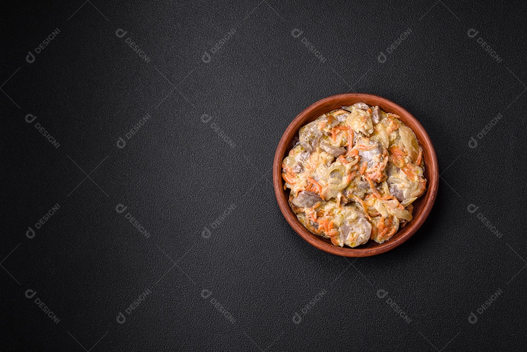 Deliciosa língua de carne cozida ou de porco cortada com cenouras, cebolas, creme de leite e especiarias num prato cerâmico