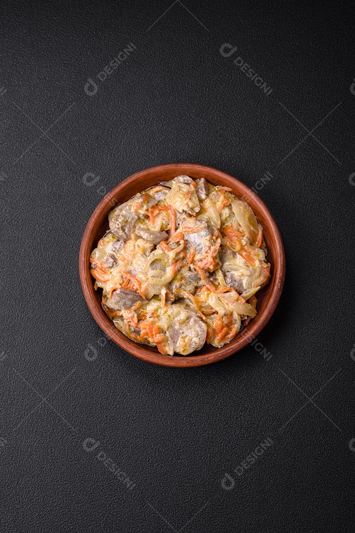 Deliciosa língua de carne cozida ou de porco cortada com cenouras, cebolas, creme de leite e especiarias num prato cerâmico