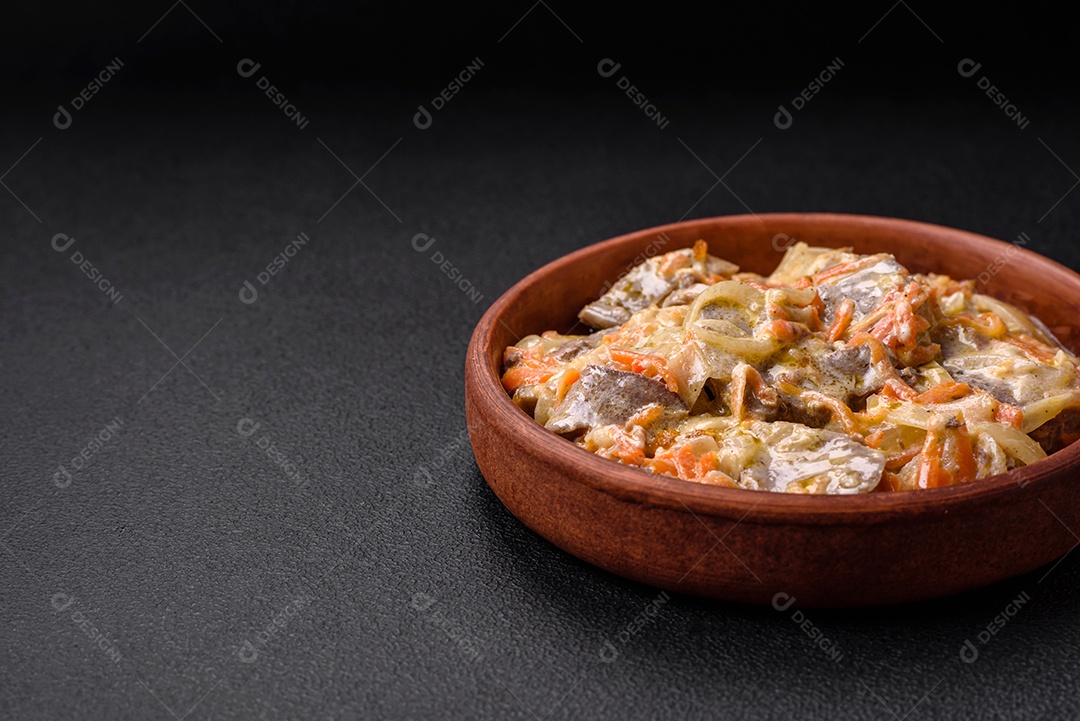 Deliciosa língua de carne cozida ou de porco cortada com cenouras, cebolas, creme de leite e especiarias num prato cerâmico