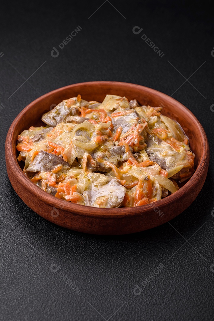 Deliciosa língua de carne cozida ou de porco cortada com cenouras, cebolas, creme de leite e especiarias num prato cerâmico