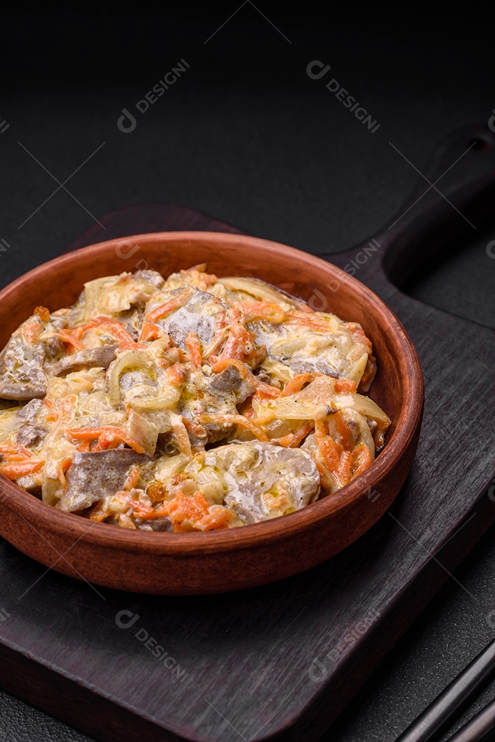 Deliciosa língua de carne cozida ou de porco cortada com cenouras, cebolas, creme de leite e especiarias num prato cerâmico