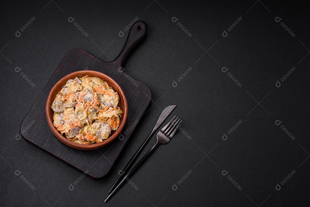 Deliciosa língua de carne cozida ou de porco cortada com cenouras, cebolas, creme de leite e especiarias num prato cerâmico