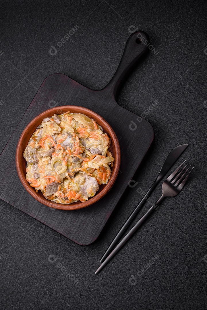 Deliciosa língua de carne cozida ou de porco cortada com cenouras, cebolas, creme de leite e especiarias num prato cerâmico