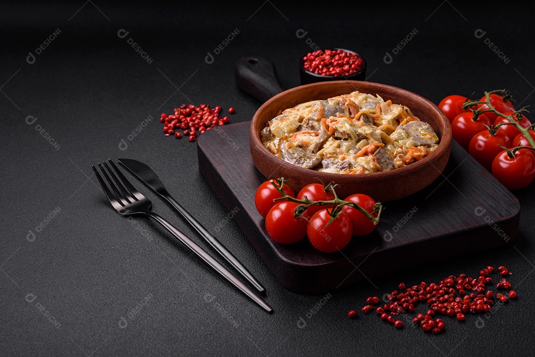 Deliciosa língua de carne cozida ou de porco cortada com cenouras, cebolas, creme de leite e especiarias num prato cerâmico