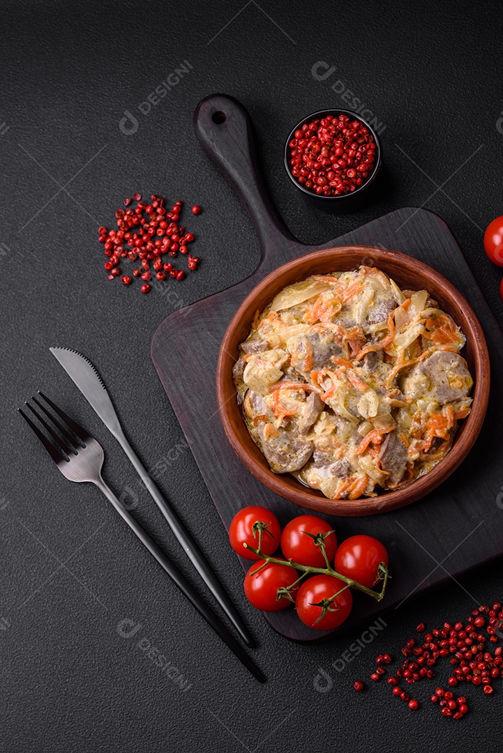 Deliciosa língua de carne cozida ou de porco cortada com cenouras, cebolas, creme de leite e especiarias num prato cerâmico