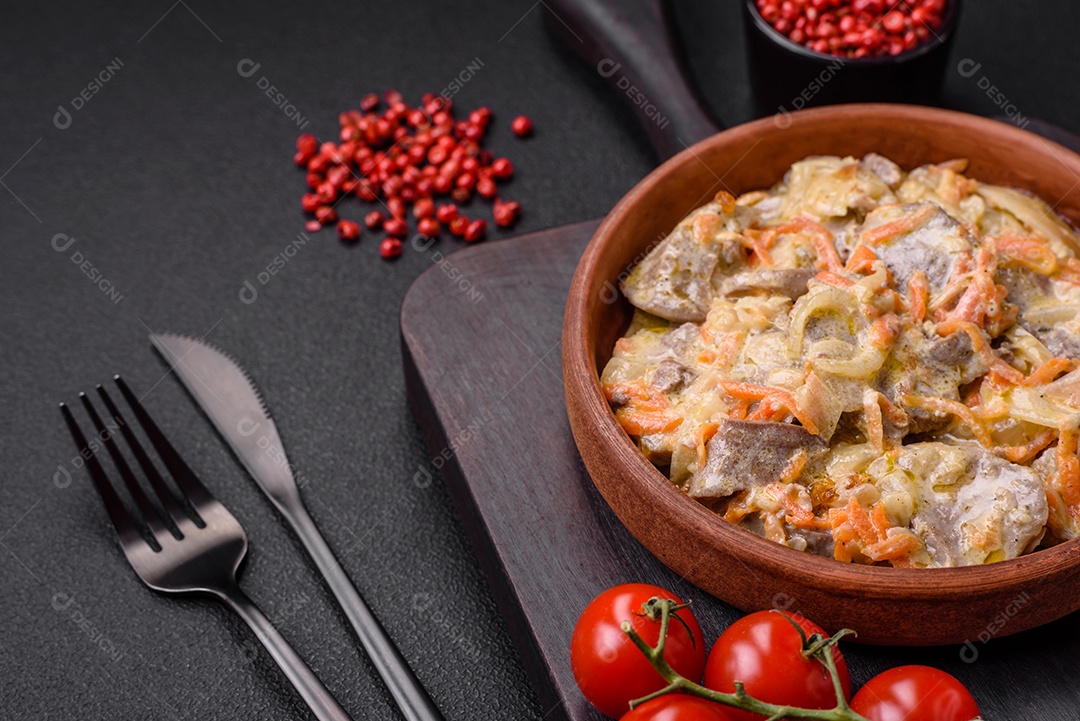 Deliciosa língua de carne cozida ou de porco cortada com cenouras, cebolas, creme de leite e especiarias num prato cerâmico
