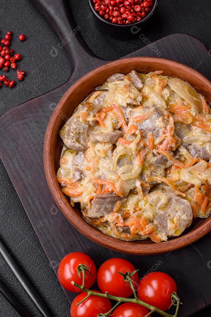 Deliciosa língua de carne cozida ou de porco cortada com cenouras, cebolas, creme de leite e especiarias num prato cerâmico