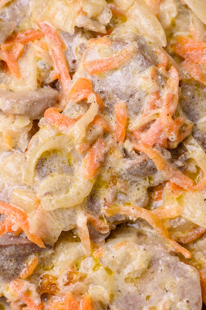 Deliciosa língua de carne cozida ou de porco cortada com cenouras, cebolas, creme de leite e especiarias num prato cerâmico