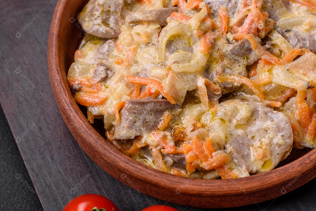 Deliciosa língua de carne cozida ou de porco cortada com cenouras, cebolas, creme de leite e especiarias num prato cerâmico