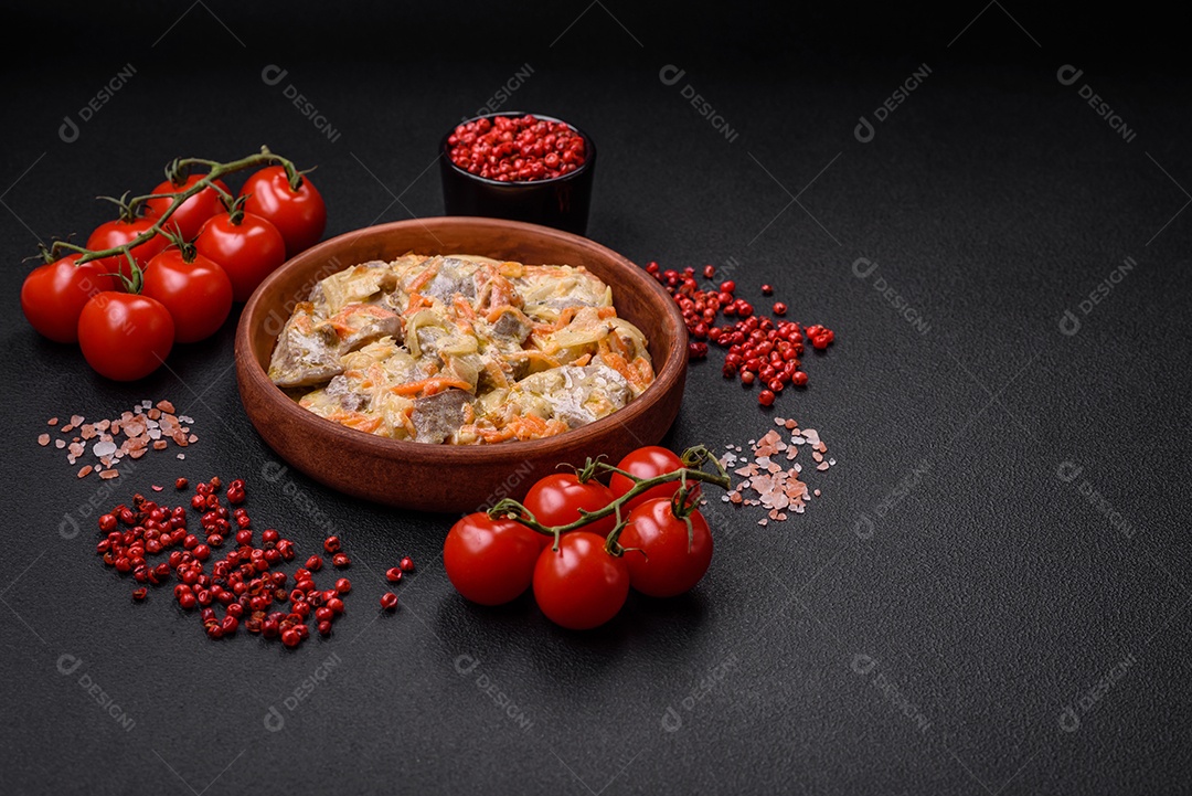 Deliciosa língua de carne cozida ou de porco cortada com cenouras, cebolas, creme de leite e especiarias num prato cerâmico